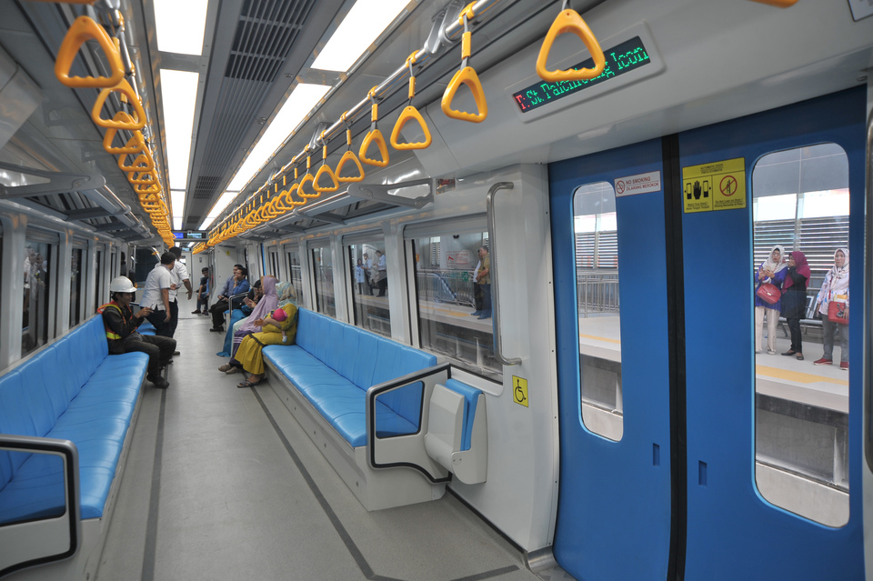 Indonesia's first light rail transit (LRT) system began commercial operations in Palembang, South Sumatra, on Wednesday (31/07). (Antara Photo/Feny Selly)