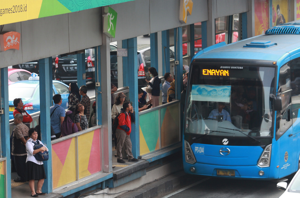 About 800,000 passengers per day on average currently make use of the TransJakarta busway service, which is now trying to increase it to 900,000. (Antara Photo/Reno Esnir)