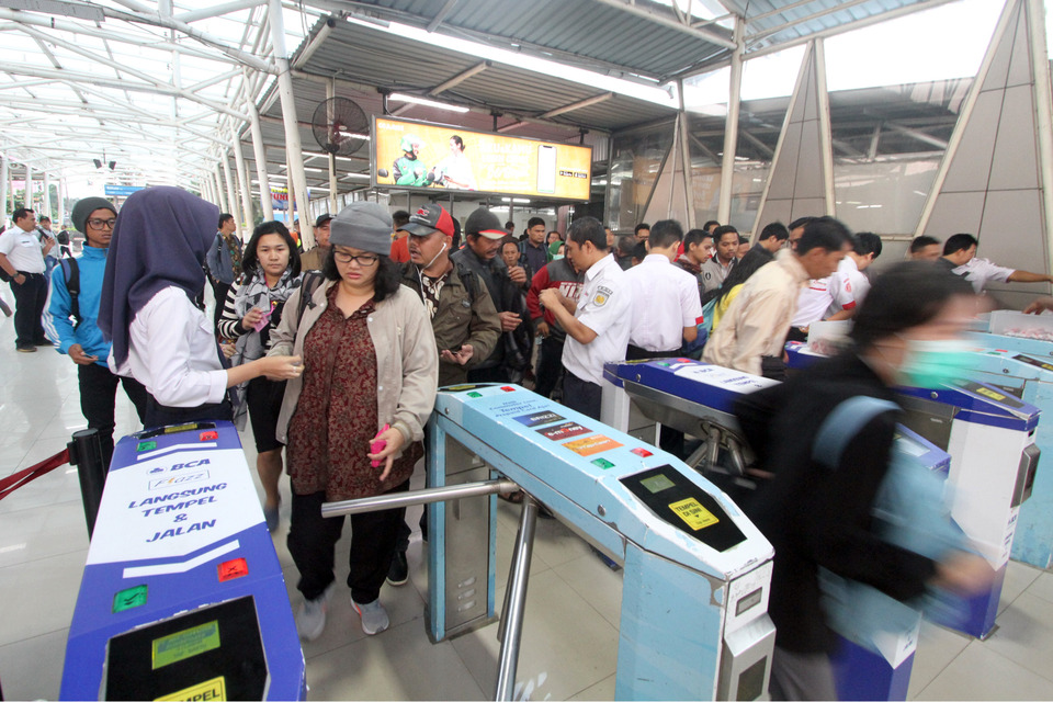 Passengers have to queue for paper tickets at many train stations in the greater Jakarta area on Monday (23/07). (Antara Photo/Yulius Satria Wijaya) 
