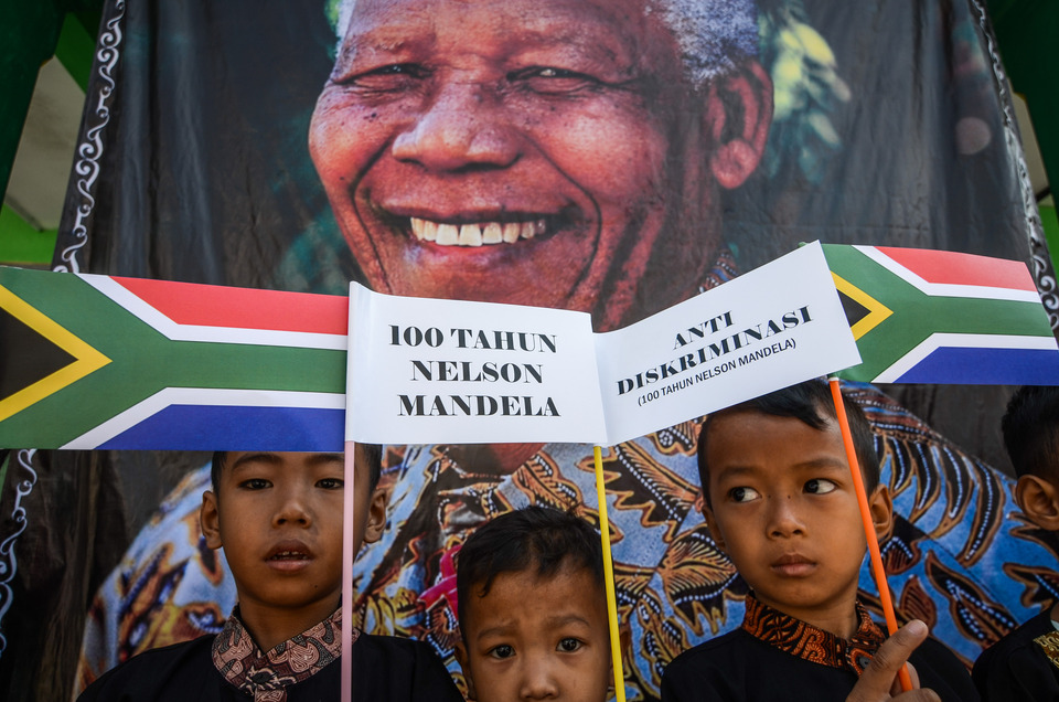Children attend an event to commemorate the 100th birthday of Nelson Mandela at Iboe Inggit Garnasih People's School in Lio Genteng, Bandung, West Java, Sunday (29/07). The school decided to pay tribute to the South African anti-apartheid revolutionary who was born on July 18, 1918. (Antara Photo/Raisan Al Farisi)