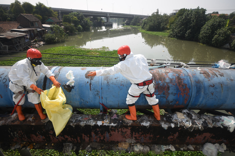 Environmental activists from Ecoton collected used diapers disposed of on the Karangpilang bridge in Surabaya, East Java, on Jul 30, 2018.(Antara Photo/M Risyal Hidayat)