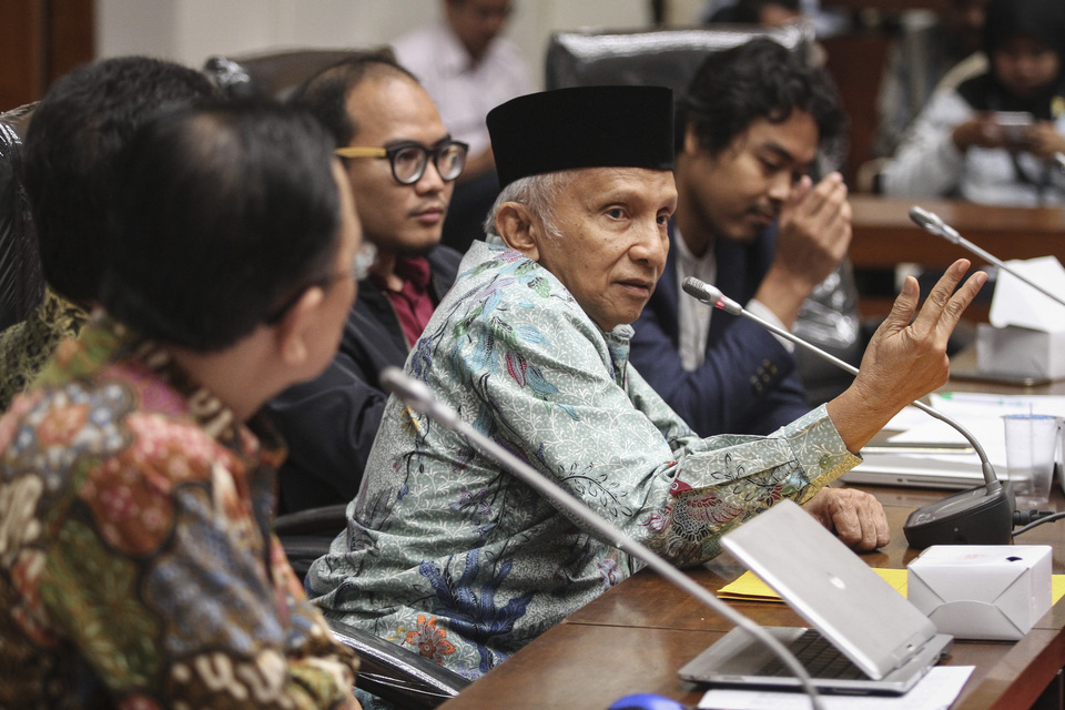 Amien Rais, center, was reported to police for treason on Tuesday over alleged calls for mass action against the government if the result of the April 17 presidential election does not favor candidate Prabowo Subianto. (Antara Photo/Dhemas Reviyanto)