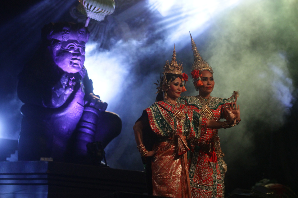 Dancers from Indonesia perform a classical dance during an international festival at Taman Krida Budaya in Malang, East Java, on Monday night (02/07). The festival featured dancers from several countries, including Indonesia, Cambodia and Thailand. (Antara Photo/Ari Bowo Sucipto)