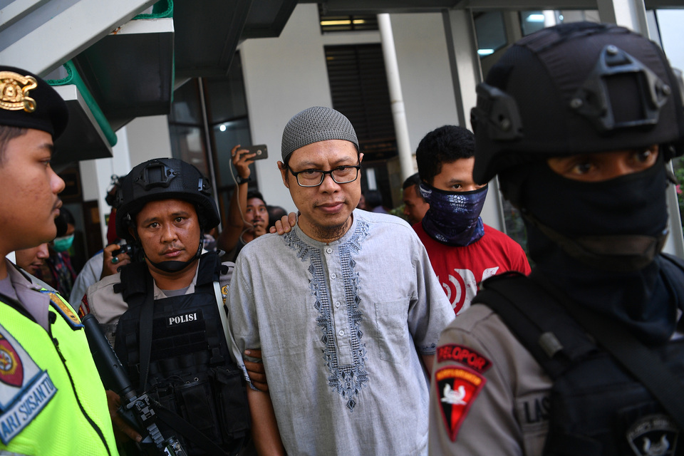 Zainal Anshori, center, head of the East Java chapter of Jamaah Ansharut Daulah (JAD), arrives for the hearing in the South Jakarta District Court on Tuesday (31/07). (Antara Photo/Sigid Kurniawan)