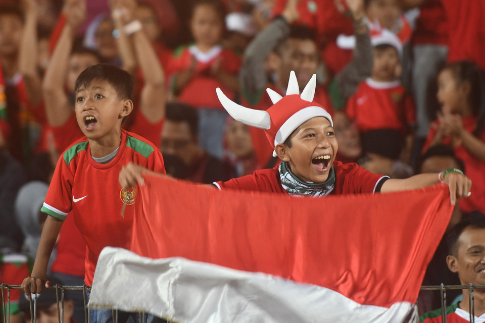 Indonesian fans support their under-19 national team in a AFF U19 Cup group qualifier against Vietnam at Gelora Delta Sidoarjo, Sidoarjo, East Java, Saturday (07/07). Indonesia won 1-0. (Antara Photo/Zabur Karuru)