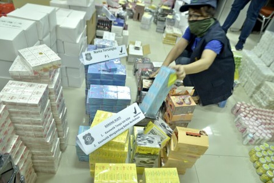 The Food and Drug Monitoring Agency (BPOM) has confiscated in Jakarta 100,000 illegal cosmetic items worth Rp 7.6 billion ($526,637). (Antara Photo/Adwit B Pramono)