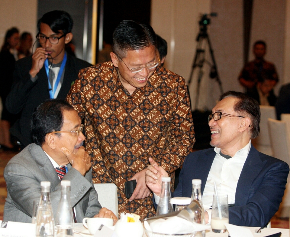 Tanri Abeng, left, co-founder of the Executive Center for Global Learning (ECGL), speaking with top Malaysian politician Anwar Ibrahim, right, and Lippo Group Chief Executive Officer James Riady in Jakarta on April 7, 2018. (Mohammad Defrizal)