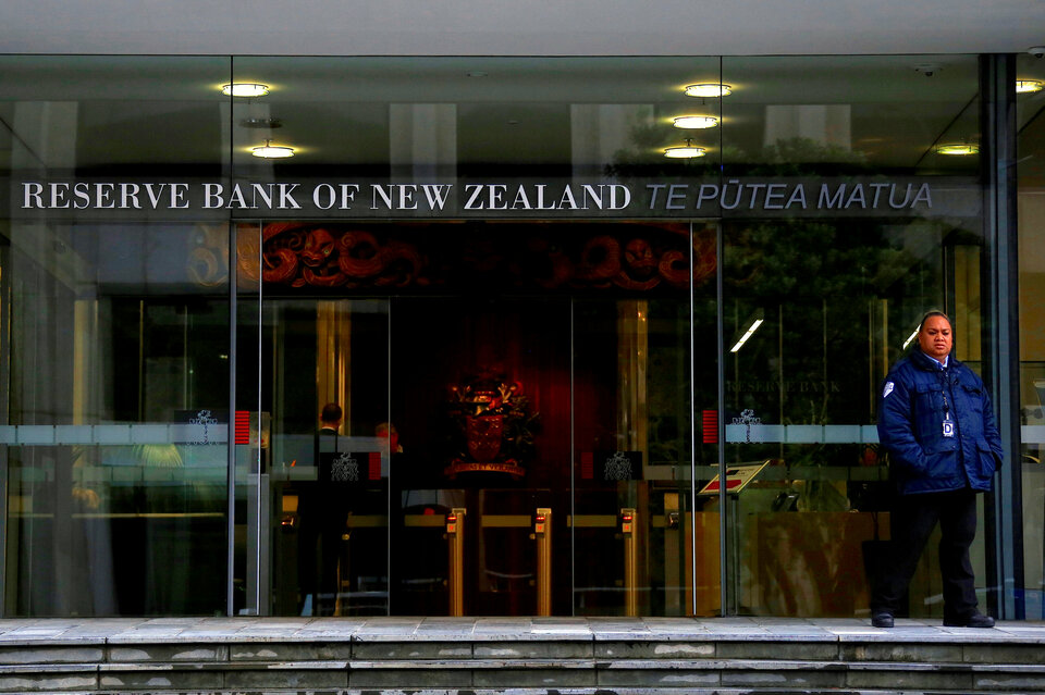 The Reserve Bank of New Zealand unexpectedly committed to keep interest rates at record lows through to 2020 and said it was worried about persistently disappointing growth, a dovish tilt that sent the local currency skidding to multi-year lows. (Reuters Photo/David Gray)