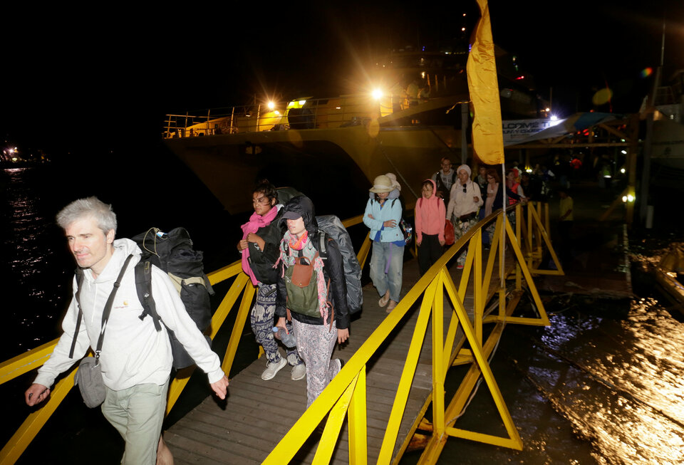 Thousands of foreign tourists have been evacuated from the Gili Islands in North Lombok district, West Nusa Tenggara, on Tuesday (07/08) as the government prioritizes efforts to get visitors out of harm's way following the magnitude-7 earthquake that devastated the region on Sunday evening. (Reuters Photo/Johannes P. Christo)