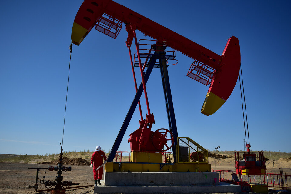 Oil prices fell on Wednesday (15/08), pulled down by a report of increased US crude inventories and as a darkening economic outlook stoked expectations of lower fuel demand. (Reuters Photo)