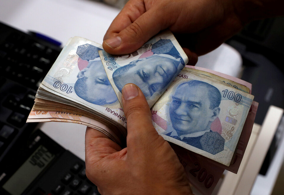 Indonesia’s government and Bank Indonesia continue its efforts to curb the weakening rupiah currency as it is facing more selloff pressure in emerging markets due to economic crisis in Turkey that disrupts global sentiments. (Reuters Photo/Murad Sezer)
