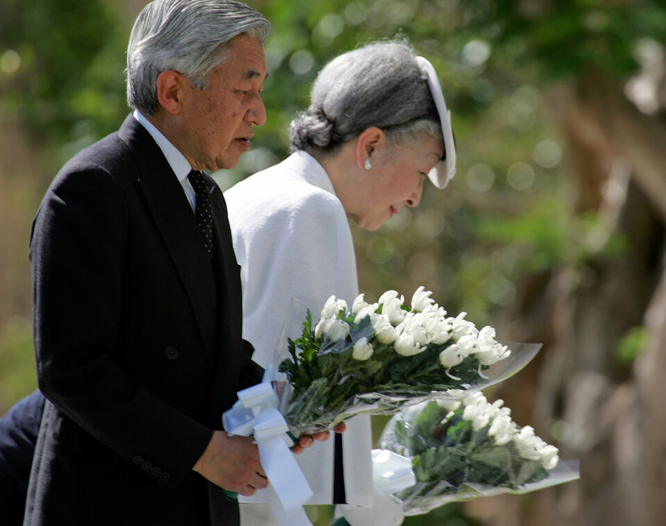 Emperor Akihito and Empress Michiko lay flowers for Japanese soldiers who died in the bloody World War II Battle of Saipan at the Monument of the War Dead in the Mid-Pacific in Saipan in  June 2015. (Reuters Photo/Toshiyuki Aizawa)