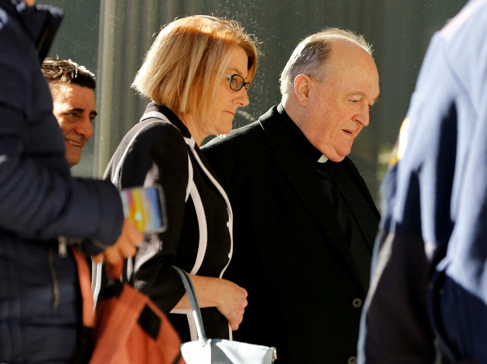 Former Australian archbishop Philip Wilson arrives at Newcastle Local Court for a post-sentence decision where he was ordered to serve his one-year sentence at home, after he was convicted of concealing child sex abuse, in Newcastle, Australia, Tuesday (14/08). (Reuters Photo/AAP)