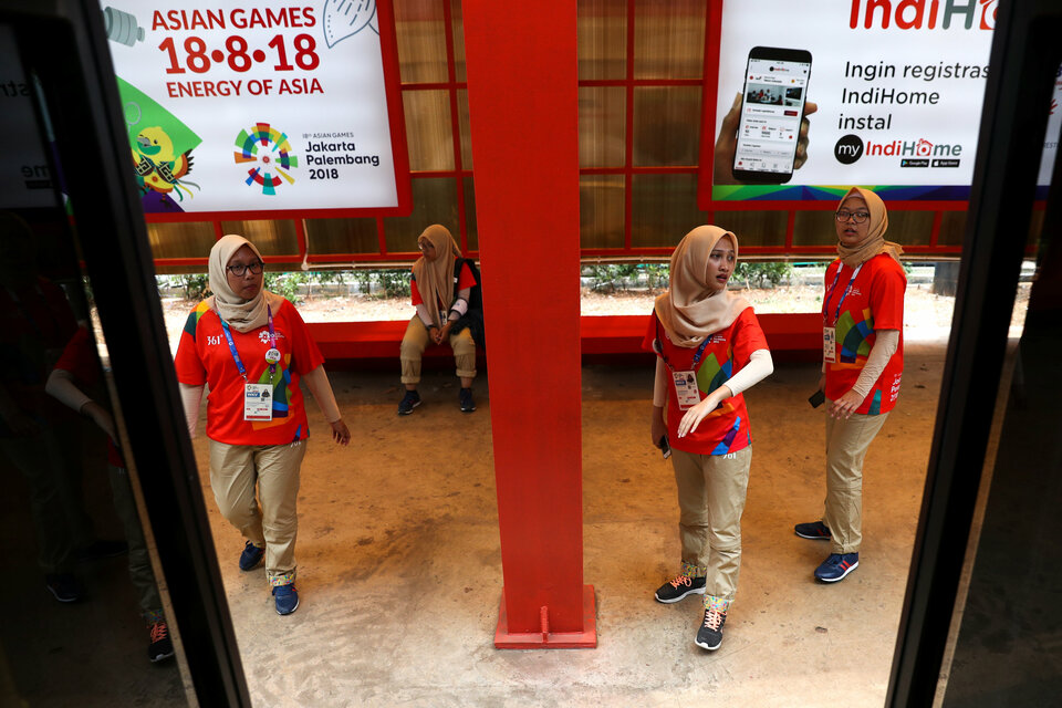 Volunteers are seen at a bus stop inside the Gelora Bung Karno sports complex, ahead of the 2018 Asian Games in Jakarta, Indonesia August 17, 2018. (Reuters Photo/Athit Perawongmetha)