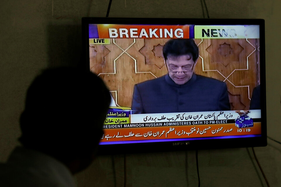 Former cricket star Imran Khan was sworn in as prime minister of Pakistan on Saturday (18/08), taking on the challenge of forming a coalition to govern as a currency crisis looms over the turbulent, nuclear-armed South Asian country. (Reuters Photo/Akhtar Soomro)