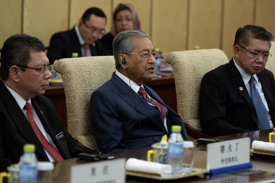 Malaysian Prime Minister Mahathir Mohamad speaks to Chinese President Xi Jinping (not pictured) during their meeting at Diaoyutai State Guesthouse in Beijing, China, Monday (20/08). (Reuters Photo/Roman Pilipey)