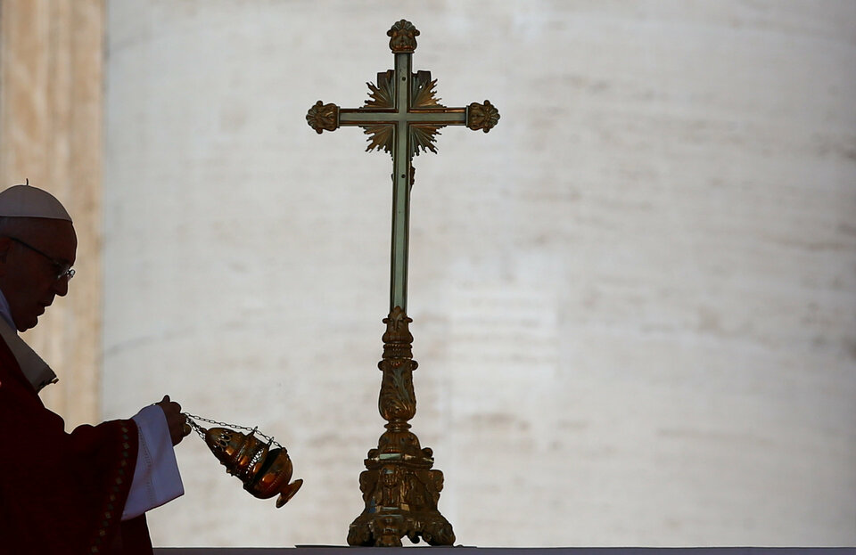 Pope Francis, facing sexual abuse crises in several countries, wrote an unprecedented letter to all Catholics on Monday (20/08), asking each one of them to help root out 'this culture of death' and vowing there would be no more cover ups. (Reuters Photo/Alessandro Bianchi)