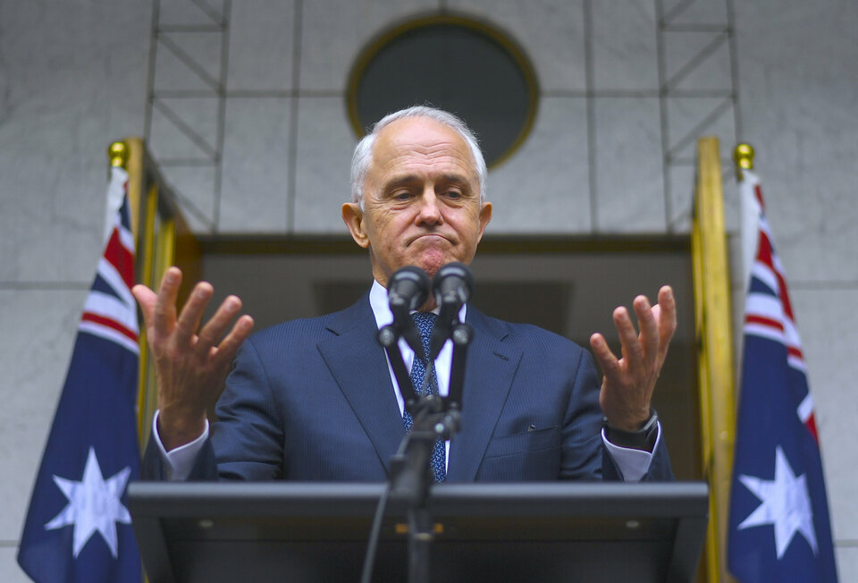 Australian Prime Minister Malcolm Turnbull stubbornly clung to power on Thursday (23/08) as senior ministers deserted him, saying he would hold a second leadership vote on Friday only if he received a letter signed by the majority of the ruling Liberal party.     (Reuters Photo/AAP)