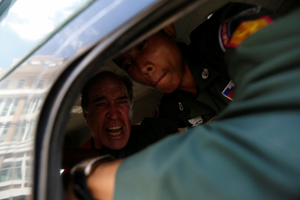 Australian filmmaker James Ricketson shouts inside a prison truck as he leaves the Municipal Court of Phnom Penh, Cambodia, Friday (31/08). (Reuters Photo/Samrang Pring)
