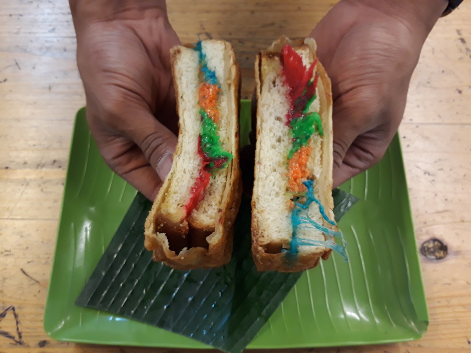 Dapoer Roti Bakar's features rainbow-colored cheese. (JG Photo/Joy Muchtar)