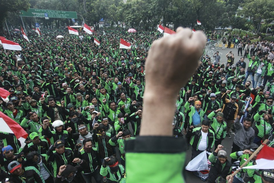 Thousands of motorcycle taxi drivers plan to hold demonstrations during the opening of the Asian Games on Saturday (18/08) to demand higher fare tariffs. (Antara Photo/Muhammad Adimaja)