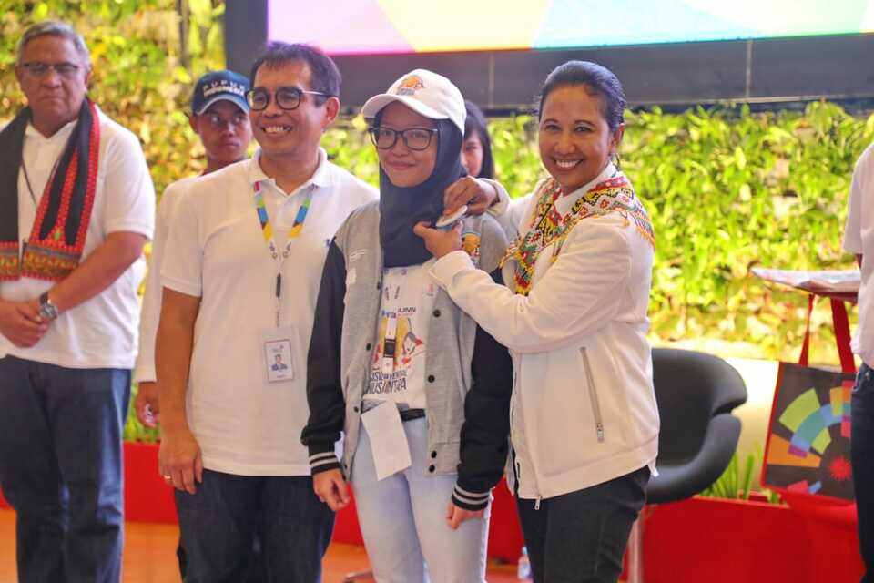 State-Owned Enterprises Minister Rini Soemarno, right, during the launch of this year's 'Siswa Mengenal Nusantara,' or 'Students Know the Nation' program in Jakarta on Friday (10/08). (Photo courtesy of Telkom Indonesia)