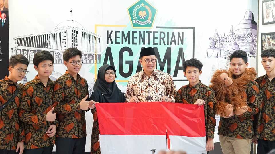 Religious Affairs Minister Lukman Hakim Saifuddin poses with Madrasah Technonatura students. (Photo courtesy of Telkom)