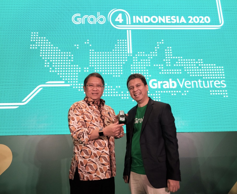 Grab Indonesia managing director Ridzki Kramadibrata and Communications Minister Rudiantara. (Photo courtesy of Grab)