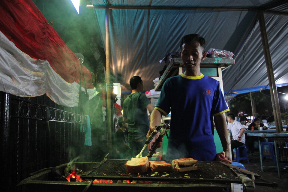 Roti Bakar Eddy's open-grills burn non-stop. (JG Photo/Jeremy Siregar)
