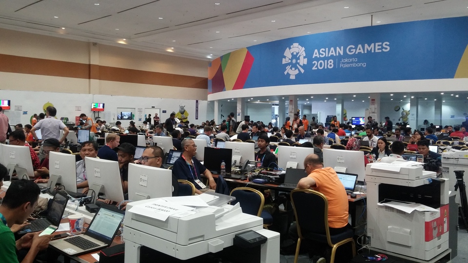 Journalists working at the Asian Games' main press center at the Jakarta Convention Center in Senayan on Tuesday (21/08). (JG Photo/Amal Ganesha)