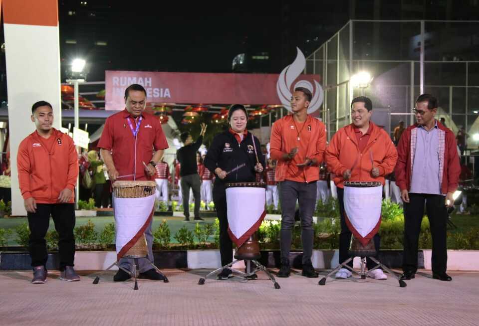 Indonesian Asian Games contingent leader Gen. Syafruddin, second left, Coordinating Human Development and Cultural Affairs Minister Puan Maharani and KOI chairman Erick Thohir, second right, participate in the inauguration of Rumah Indonesia on Monday night (13/08). (Photo courtesy of the Indonesian Contingent)