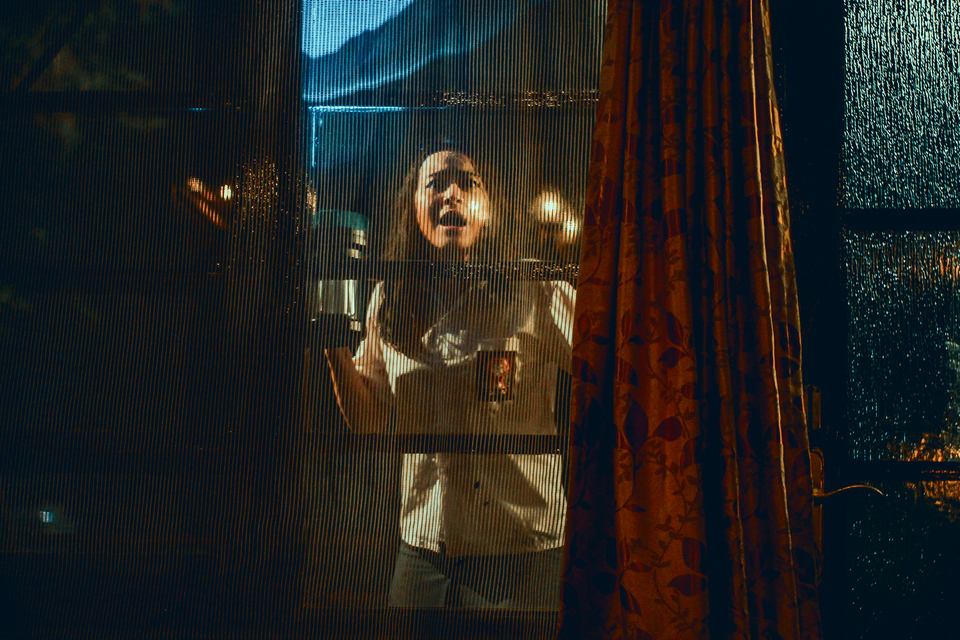 Laura Theux plays Amara in Sammaria Simanjuntak's debut horror film 'Sesat,' in cinemas starting on Thursday (23/08). (Photo courtesy of Rapi Films)