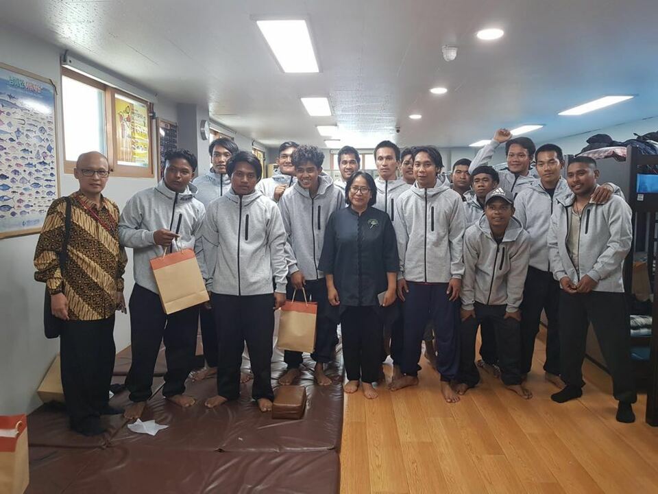 Fifteen Indonesian crew members of a Korean ship that collided with another one in waters off Japan arrived safely at the Busan Port in South Korea on Thursday (02/08). (Photo courtesy of KBRI Seoul)