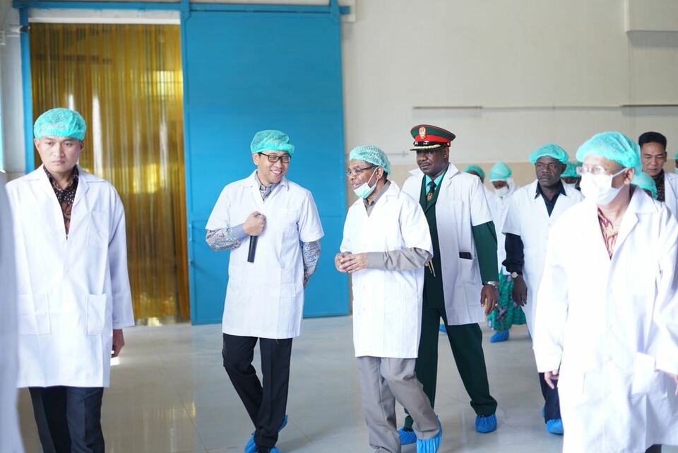 Zanzibar's President Ali Mohammed Shein visits Agar Swallow factory in Bogor, West Java on Sunday (05/08). (Photo courtesy of Agar Swallow)
