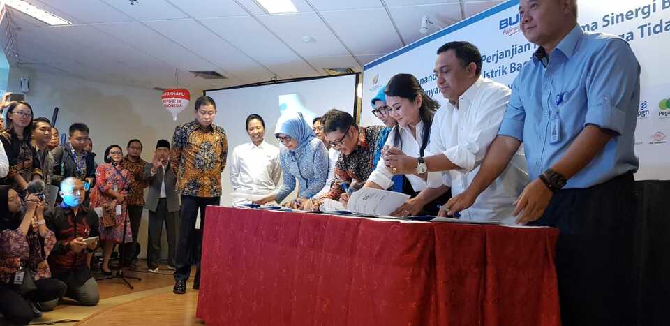PGN, PLN, Pos Indonesia and PNRI signed a cooperation agreement to install electricity at 2,000 poor households in Bogor, West Java. (Photo courtesy of PGN)