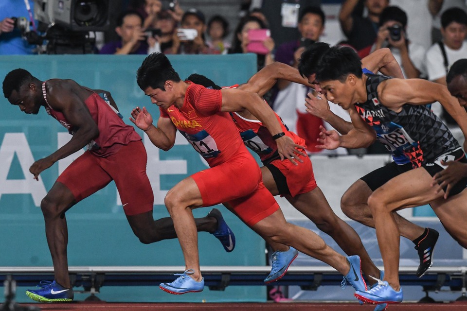 China’s Su Bingtian finished first in the men’s 100-meter final at the Gelora Bung Karno stadium on Sunday (26/08). (Antara Photo/Inasgoc/Afriadi Hikmal)