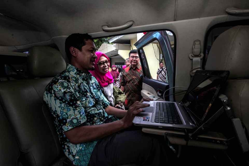 Members of the Ministry of Communications and Information Technology's Radio Frequency Spectrum Monitoring Agency (Balmon) watch a demonstration of a specially equipped radio frequency monitoring vehicle in Sleman, Yogyakarta, on Friday (24/08). The agency is clamping down on the unauthorized use of radio spectrum in the area. (Antara Photo/Andreas Fitri Atmoko)