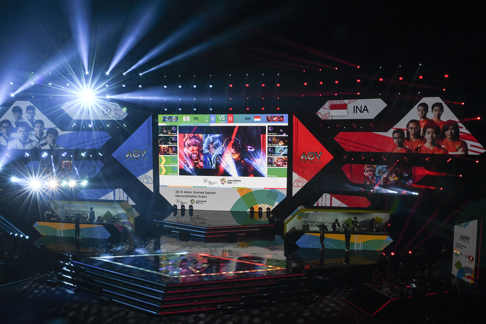 Indonesia locks horns with Taiwan in an esports exhibition game at the 2018 Asian Games in Jakarta. (Antara Photo/Dhemas Reviyanto)
