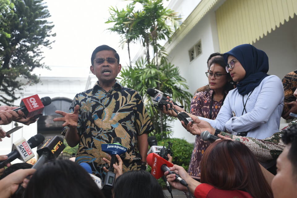 Idrus Marham speaks to reporters on Friday (24/08). (Antara Photo/Hafidz Mubarak A)