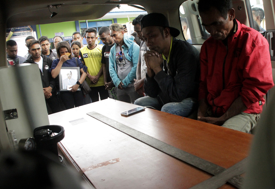 Corpse of Valentinus Nahak arrives in his family hometown East Nusa Tenggara on Friday. (Antara Photo/Kornelis Kaha)
