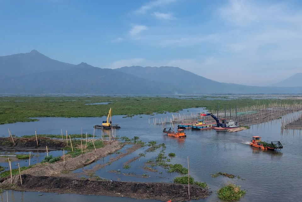 Heavy equipment is seen on Lake Rawa Pening in Bawen, Semarang, Central Java, Thursday (02/08). Nearly 2,700 hectares of the land surrounding the lake will be certified to prevent its occupancy and protect the reservoir. (Antara Photo/Aditya Pradana Putra)