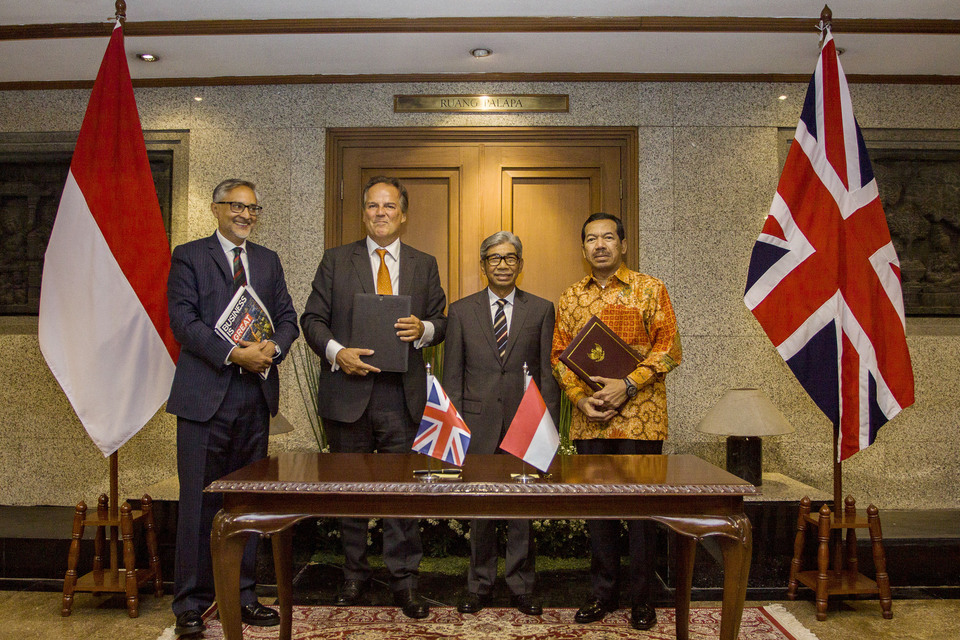 British Ambassador Moazzam Malik, left, UK's Minister for Asia and the Pacific, Mark Field, Deputy Foreign Minister A.M. Fachir, and National Cyber and Encryption Agency chief Djoko Setiad meet in Jakarta on Tuesday (14/08). (Antara Photo/Galih Pradipta)