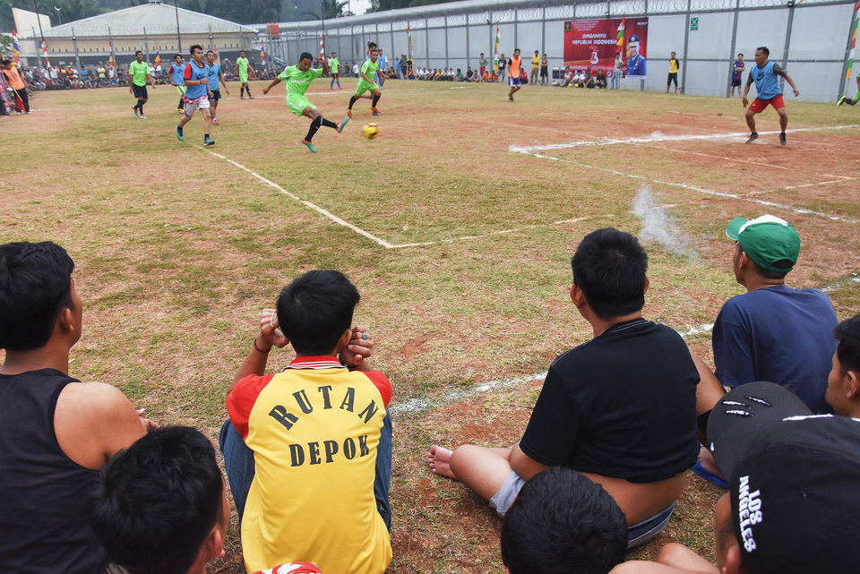 Inmates play football during the Prisoners' Sports and Art Week in Depok, West Java, Wednesday (08/08). The event was organized to celebrate the upcoming Independence Day. (Antara Photo/Indrianto Eko Suwarso)