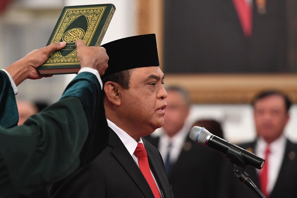 President Joko 'Jokowi' Widodo inaugurated National Police deputy chief Comr. Gen. Syafruddin as the new minister for bureaucratic reform on Wednesday (15/08). (Antara Photo/Puspa Perwitasari)