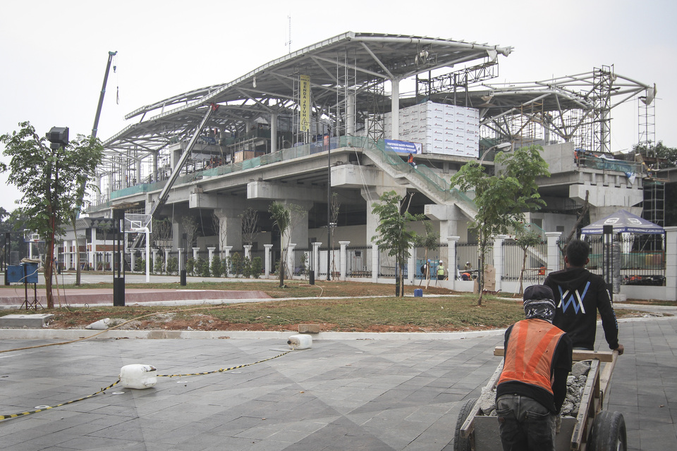 Jakarta has postponed a test run for its light rail transit (LRT) system to Aug. 15. (Antara Photo/Dhemas Reviyanto)