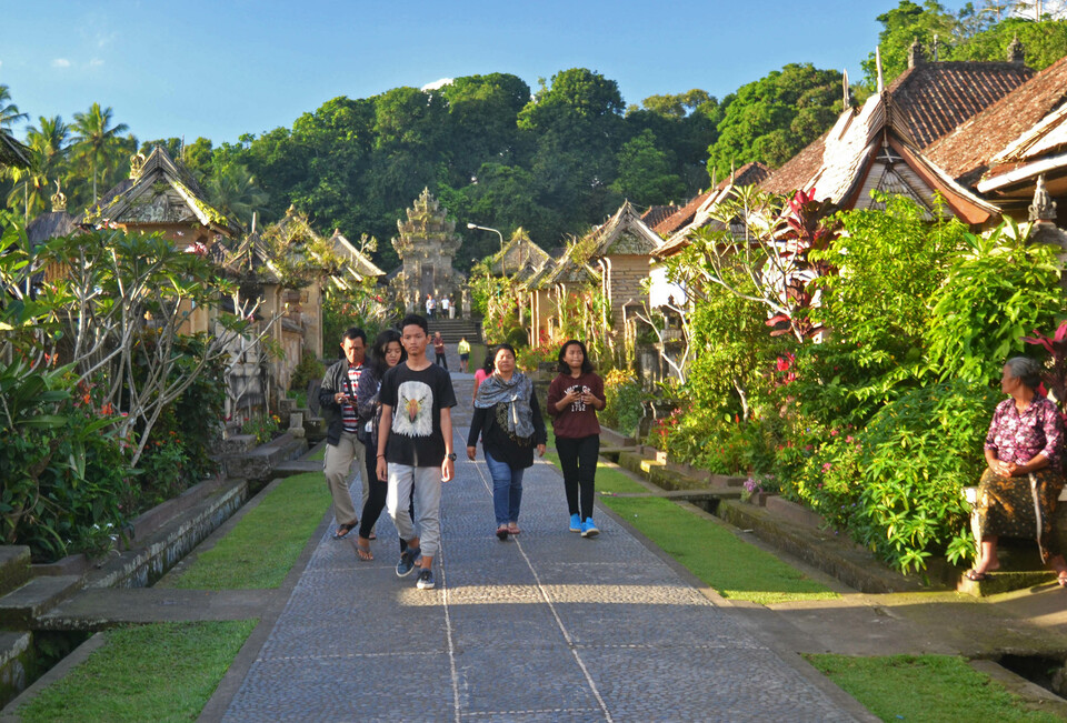 Tourists visit Penglipuran village in Kubu, Bangli, Bali, Thursday (02/08). The village has been named the third cleanest village in the world by the Boombastik magazine. (Antara Photo/Anis Efizudin)
