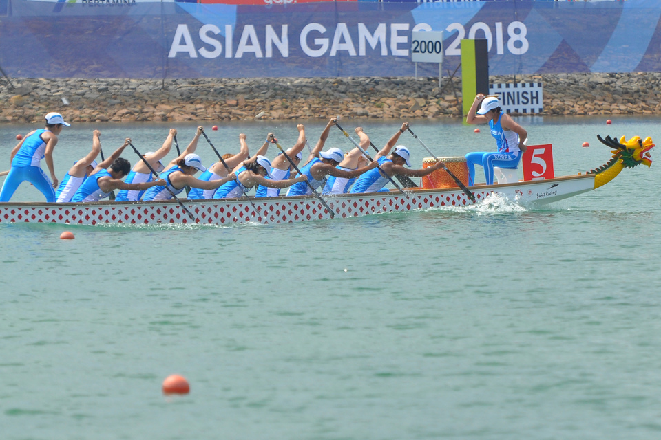 The unified Korean contingent won a historic first gold medal in the 2018 Asian Games when its canoeing team finished first in the women's 500-meter dragon boat race in Palembang, South Sumatra, on Sunday (26/08). (Antara Photo/Inasgoc/Ahmad Rizki Prabu)
