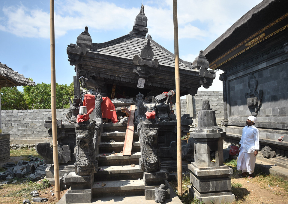 The Pura Penataran Agung Rinjani temple in Trengilut village, Senaru, North Lombok, West Nusa Tenggara, is seen damaged on Wednesday (01/08), after an earthquake caused by Mount Rinjani's eruption last week. A number places of worship were destroyed by the quake. (Antara Photo/Akbar Nugroho Gumay)