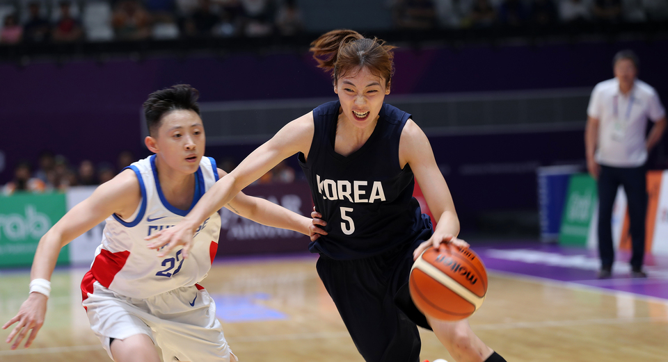 Park Hye-jin, right, of the unified Korean team seen in action against Yuting Lin of Taiwan in the 2018 Asian Games women's basketball semifinal in Jakarta on Thursday (30/08). (Antara Photo/Inasgoc/Bobby Arifin)