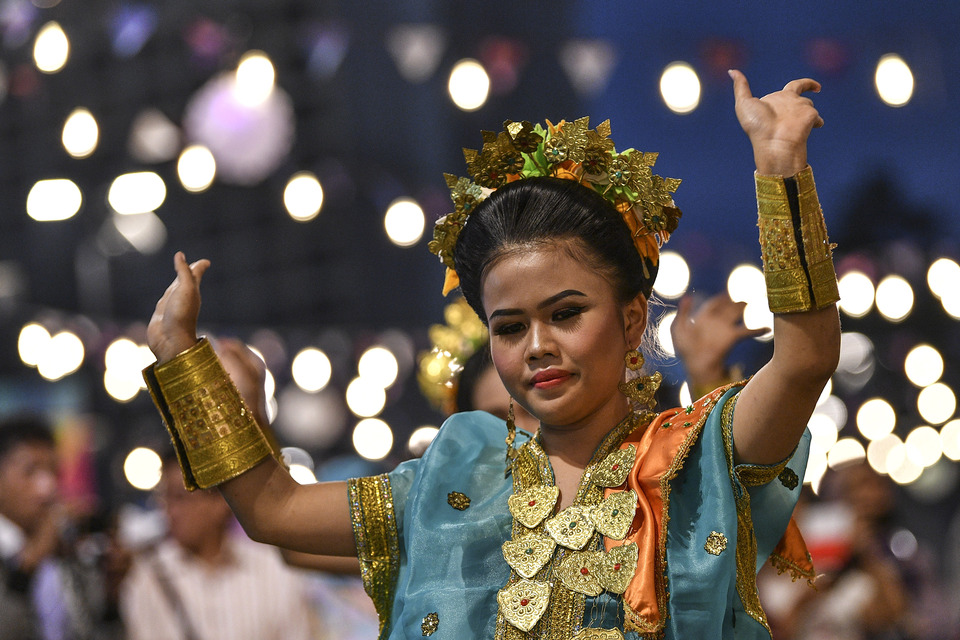A Sanggar Bumi Gora dancer performs nuri, a dance from Sumbawa, West Nusa Tenggara, at the Gelora Bung Karno Complex in Jakarta on Monday (27/08), to entertain Asian Games visitors. (Antara Photo/Sigid Kurniawan)
